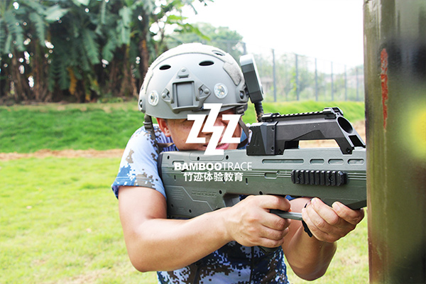 真人版吃雞，CS