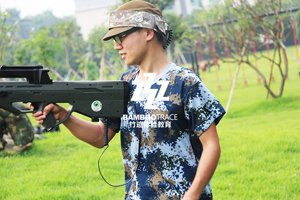 真人版吃雞，CS